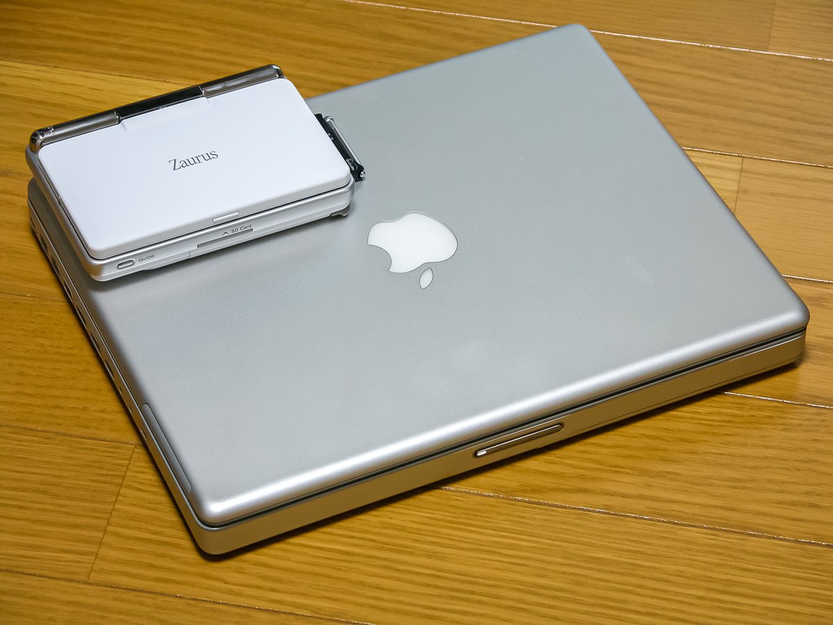 三日画師 Na Twitteru 1990年頃から職場へノートpcを持ち込んでいたが とうとう私物pc持ち込み禁止 となったのを機に 毎日持ち歩いていたパソコンの写真を撮った 最後まで持ち歩いていたのはpowerbookg4 12インチ そしてシャープのzaurus Sl C3000 通称リナザウ