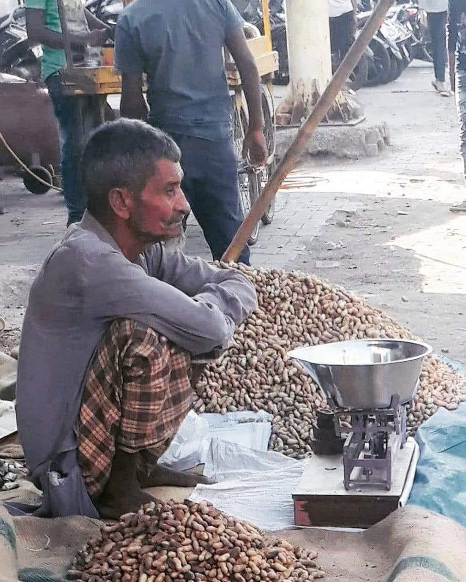 NagarJitendra's tweet photo. हर बाबा का कोई ढाबा तो नही है पर हर गली नुक्कड़ का अपना एक बाबा जरुर है। बस हमारी निगाहों से नजरंदाज न हो जाये.!!
#LetsMakeLifeEasy
#BestOfSocialMedia https://t.co/naHXqDr580