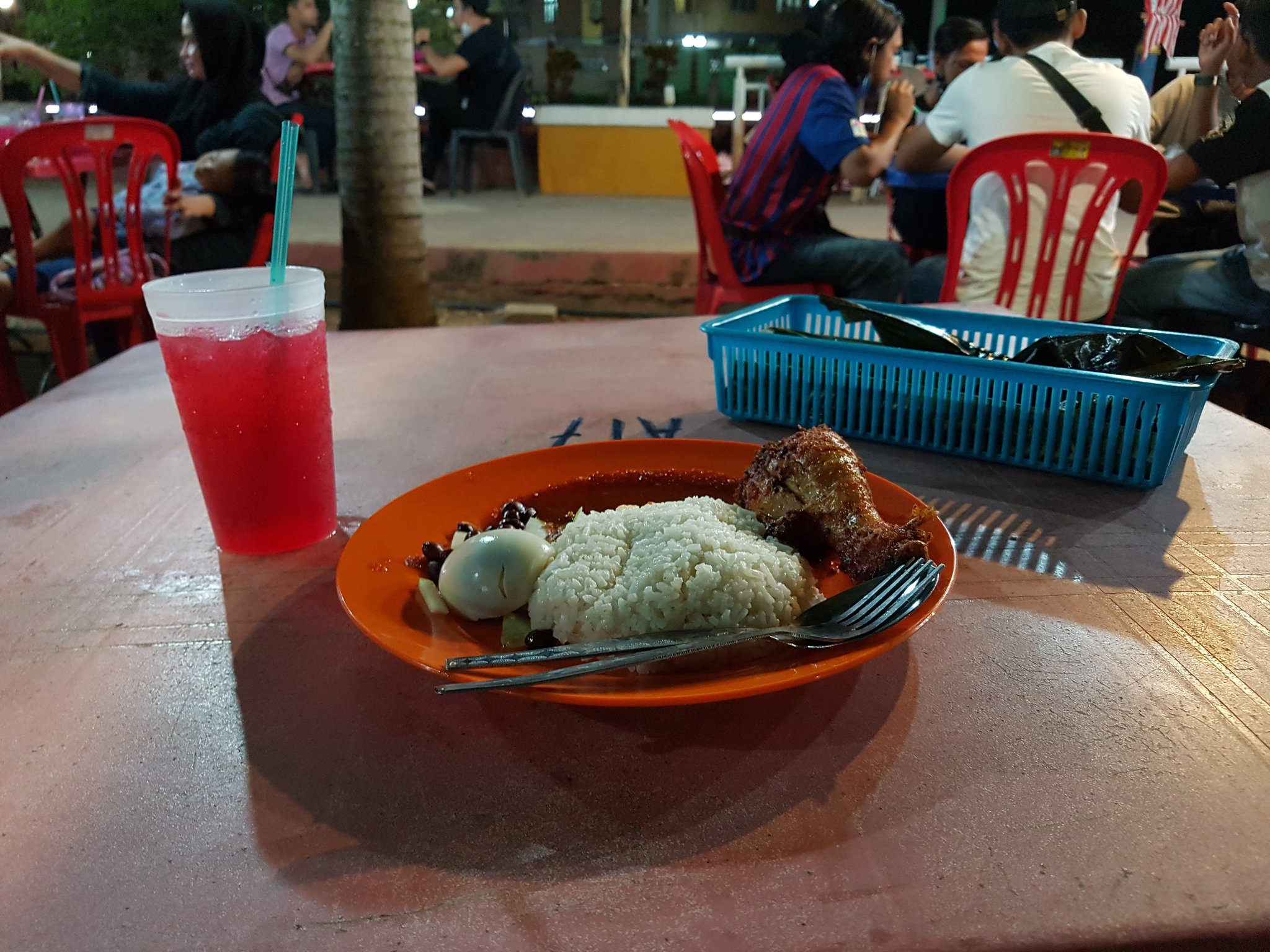 Kah Hau On Twitter Harini Aku Ronda Melaka Mcm Tak Ada Yg Menarik Jd Makan Nasi Lemak Kampung Morten Tanpa Ditemani Sesiapa Ps Dinner Pukul 8 Malam Td Kah Https T Co Ix7zr4ucg8