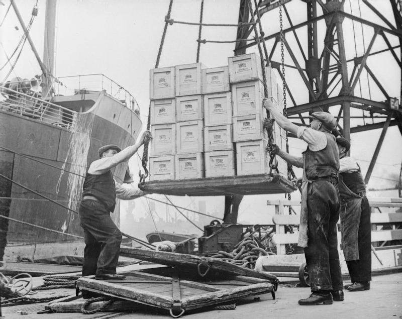 3/ In 1937, after completing a haul from Fayetteville to Hoboken, McLean was forced to wait for hours in his hot truck while the stevedores worked their way to his load.He realized there had to be a more efficient way to do all of this.
