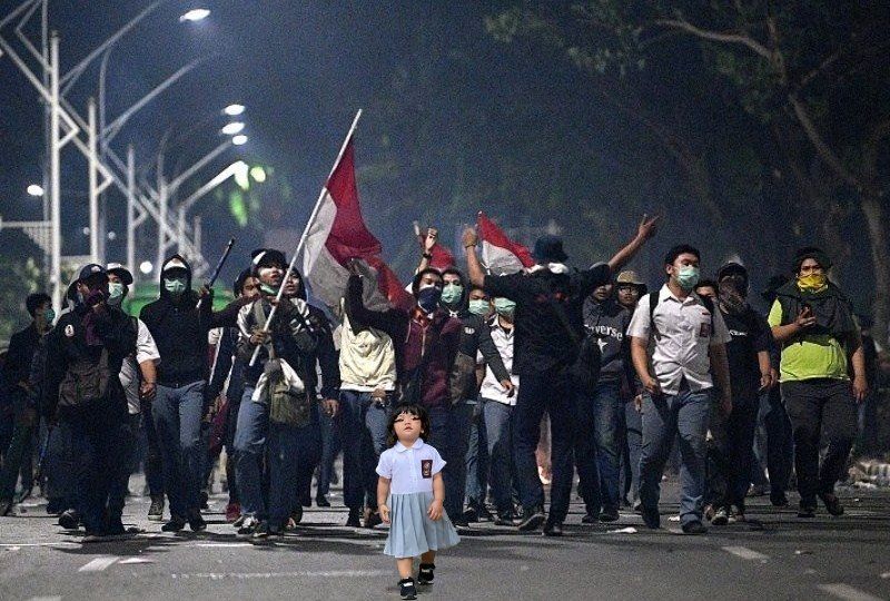 #MGTWhatsUp
Nama Freya Kayonna Humaira atau #Freya menjadi perbincangan netizen di twitter bahkan sempat masuk jajaran trending karena anak dari Dwi Handayani Syah Putri alias Dwi Handa ini memutuskan untuk ikut demo tapi melalui meme dan foto yang diunggah sang ibunda.