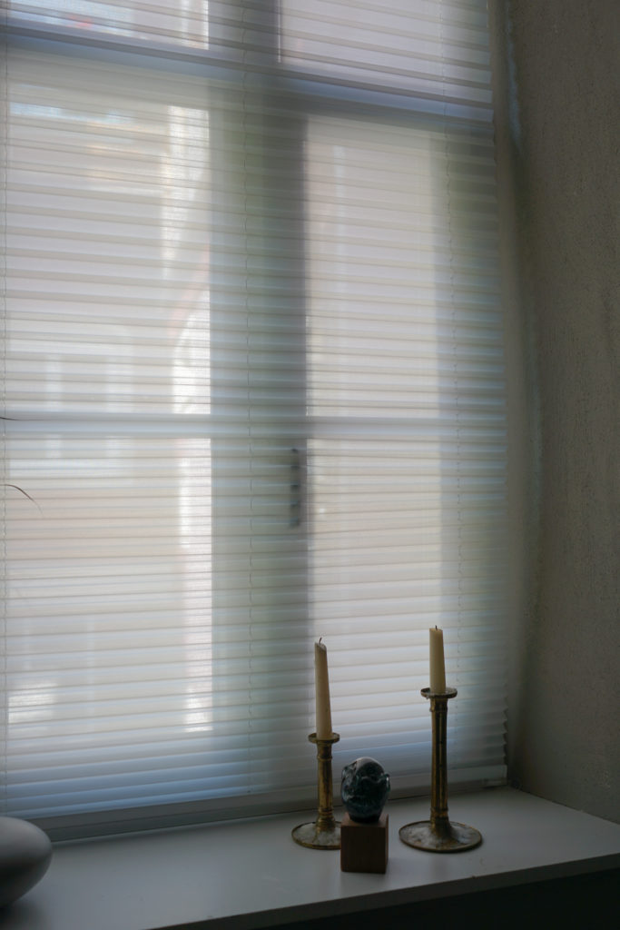 Falls Sie den Blog von #Solebich über die Neugestaltung des Büros mit Avaeta #plissee und #Holzjalousien verpasst haben, besuchen Sie unseren Blog, um ihn zu lesen > bit.ly/3iE60Le #fensterdekoration #interieur