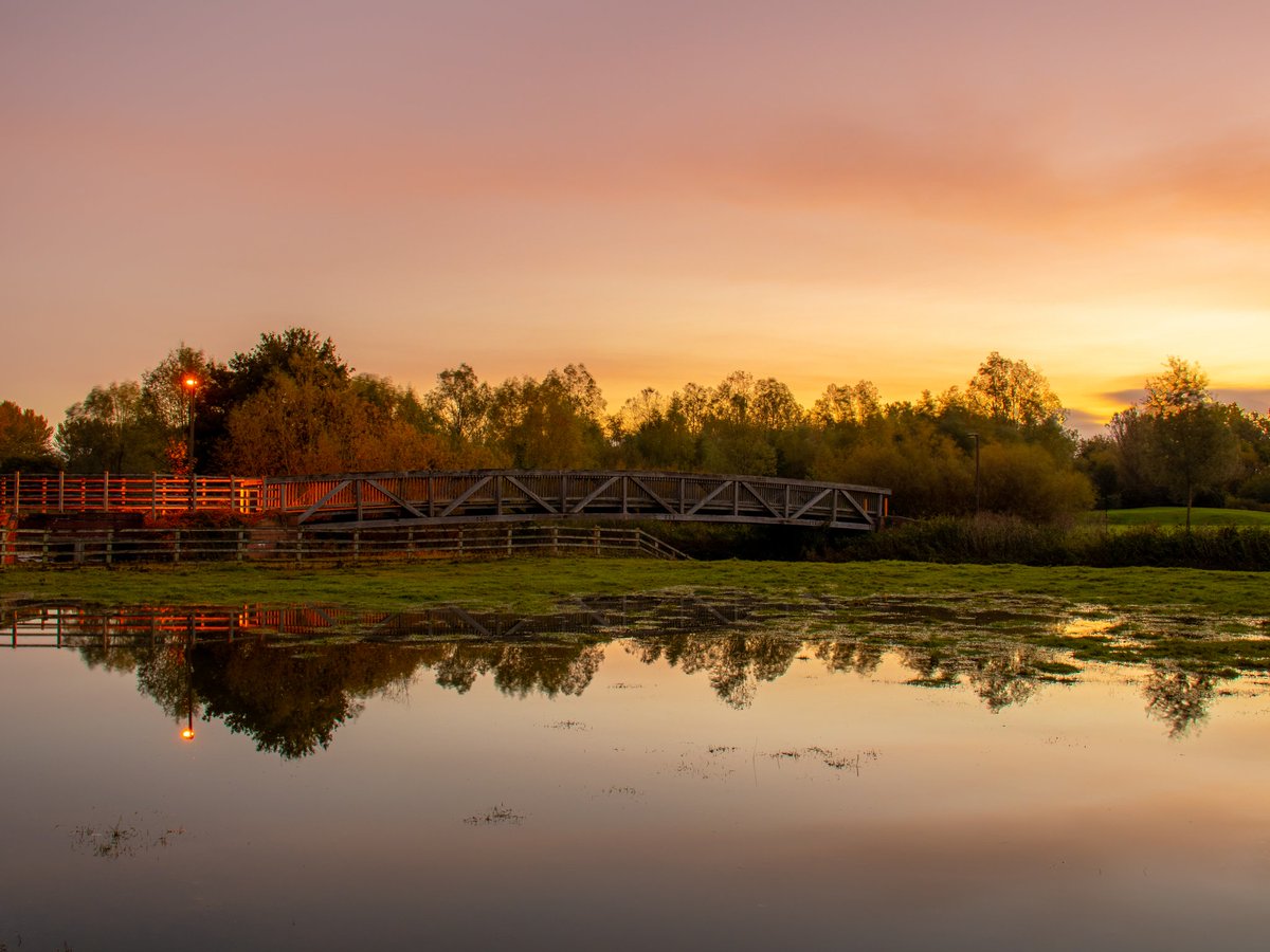 Another shot of this beautiful sunrise over the flood water in Ouzel Valley Park, Milton Keynes.
#scenesfrommk #theparkstrust #sunrise #miltonkeynesphotographer @CanalRiverTrust #ThePhotoHour #StormHour @bbcweather @mkfm