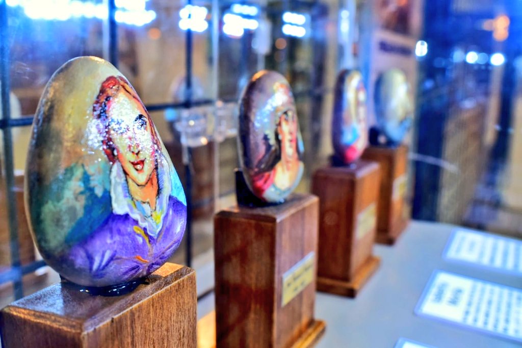 Los rostros de 14 héroes y 6 heroínas de la Independencia de Guayaquil fueron pintados en pequeñas piedras de nuestras hermosas playas y ríos. Esta muestra pictórica estará abierta al público en la Galería Blanca de <a href="/plazaguayarte/">Plaza Guayarte</a> hasta el 31 de octubre.
#BicentenarioGYE
#GYE2020