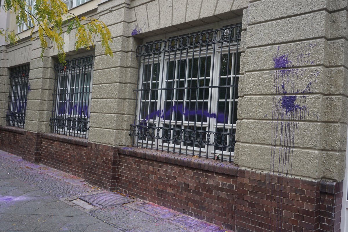 Im Rahmen der Aktionen gegen die Räumung der  <a href="/liebig34bleibt/">Liebig Thirty-Four</a> wurde das Büro von der Werbeagentur #Crossmedia in der #Kohlfurter markiert. Crossmedia macht die ekelhafte Werbekampagne für die #Bundeswehr. #Liebig34 lebt! #b0910 #chaosstatträumung