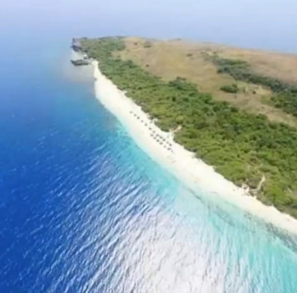 VACpackers's tweet photo. Swim your heart out at the the Badoc Island. 

#badoc 
#badocisland 
#IlocosNorteIMIN 

📸 : CTTO 

📽 : Full video - link in bio https://t.co/mqpuXlQBR5