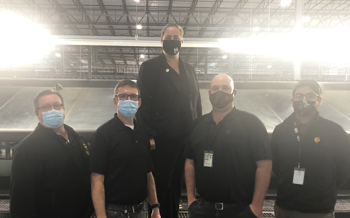 We stand in solidarity w/ our African American partners! 1 of 3 black men are likely to be imprisoned opposed to 1 of 17 Caucasian men knowledge is power #AABRGblackout ⁦<a href="/CPAABRG/">CP_AABRG</a>⁩ ⁦<a href="/CP_UPSers/">Central Plains</a>⁩ ⁦<a href="/chelsea224/">Chelsea Allison</a>⁩ ⁦<a href="/IllinoisLgbt/">Central Plains LGBT & Allies BRG</a>⁩