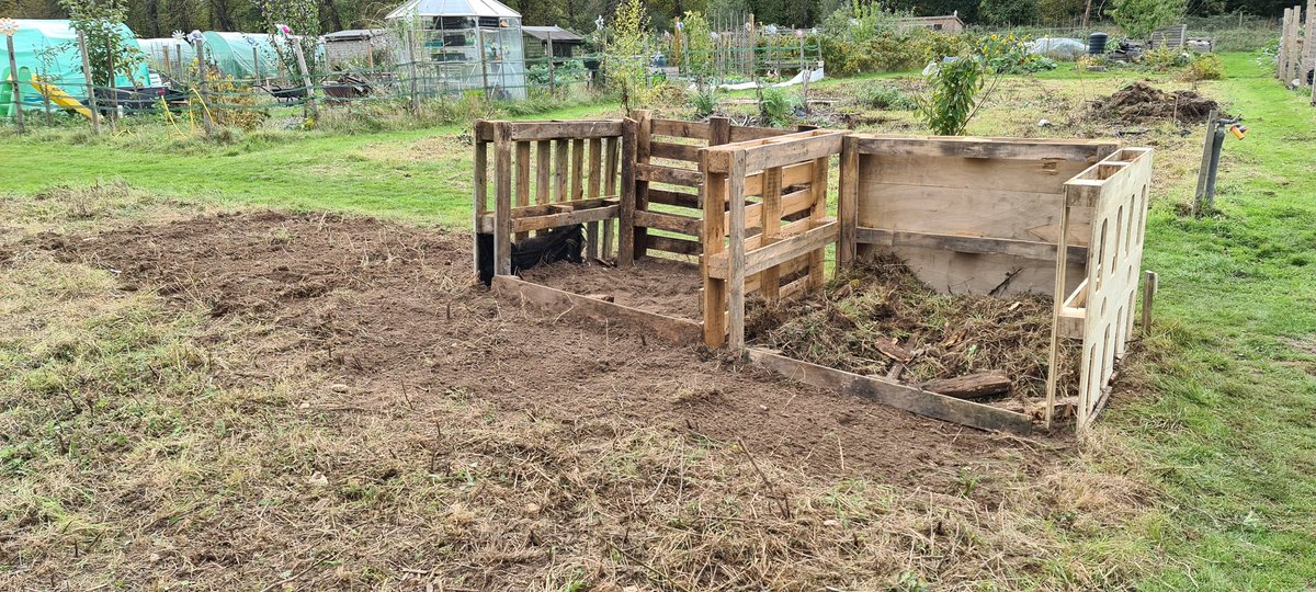 SBaxter77's tweet photo. Another good four and a half hours up the #Allotment today. #Compost bays built from some old pallets and a little more ground cleared to! Bring on the #rotavator in 12 days time! #ProperClearUpTime! #TheGoodLife #TomAndBarbara https://t.co/0wOxhh5ACN