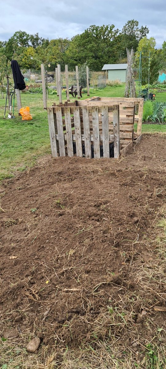SBaxter77's tweet photo. Another good four and a half hours up the #Allotment today. #Compost bays built from some old pallets and a little more ground cleared to! Bring on the #rotavator in 12 days time! #ProperClearUpTime! #TheGoodLife #TomAndBarbara https://t.co/0wOxhh5ACN