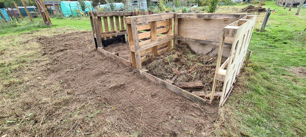 SBaxter77's tweet photo. Another good four and a half hours up the #Allotment today. #Compost bays built from some old pallets and a little more ground cleared to! Bring on the #rotavator in 12 days time! #ProperClearUpTime! #TheGoodLife #TomAndBarbara https://t.co/0wOxhh5ACN