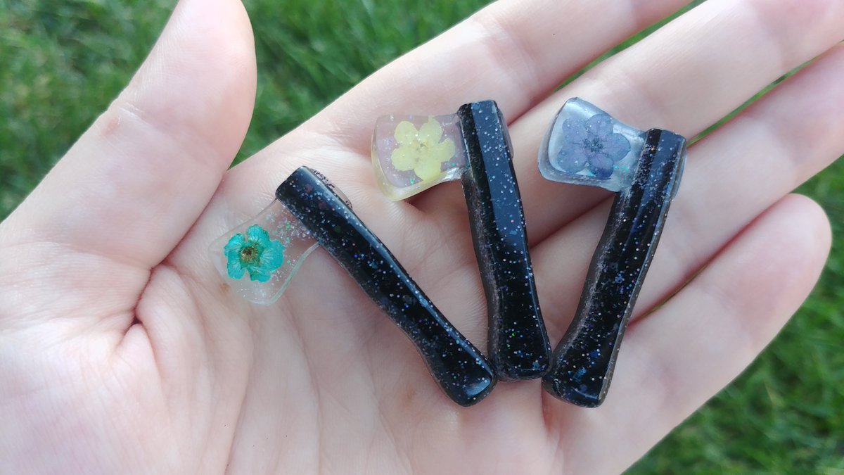 time for some floral knives!! these are $15ea or 2 for $25 and can be made into pins, keychains, pendants, etc., at no extra cost~hatchets: teal, yellow, and purplesingular blade: purple honeysucklebutcher blades: pink-green-blue baby's breath, green-blue-purp baby's breath