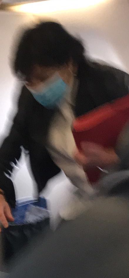 InigovanEyck's tweet image. Vale.

Ha entrado la última en el avión.

El atento personal de Air Europa ha estado raudo en ponerle una cortinilla y darle privacidad.

Nada más aterrizar ha salido escopetada del avión y ha usado una puerta de salida distinta a la habitual de llegadas.

Y aún así...HAY FOTOS.