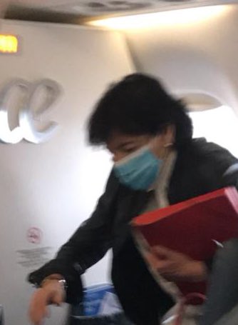 InigovanEyck's tweet image. Vale.

Ha entrado la última en el avión.

El atento personal de Air Europa ha estado raudo en ponerle una cortinilla y darle privacidad.

Nada más aterrizar ha salido escopetada del avión y ha usado una puerta de salida distinta a la habitual de llegadas.

Y aún así...HAY FOTOS.