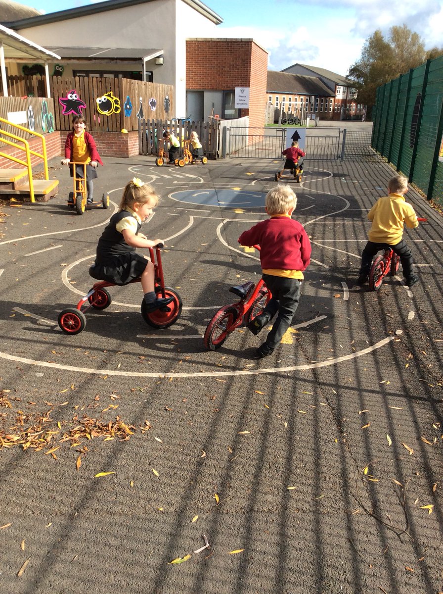 FRISroom3's tweet image. Fun in the sun #eyfsfun