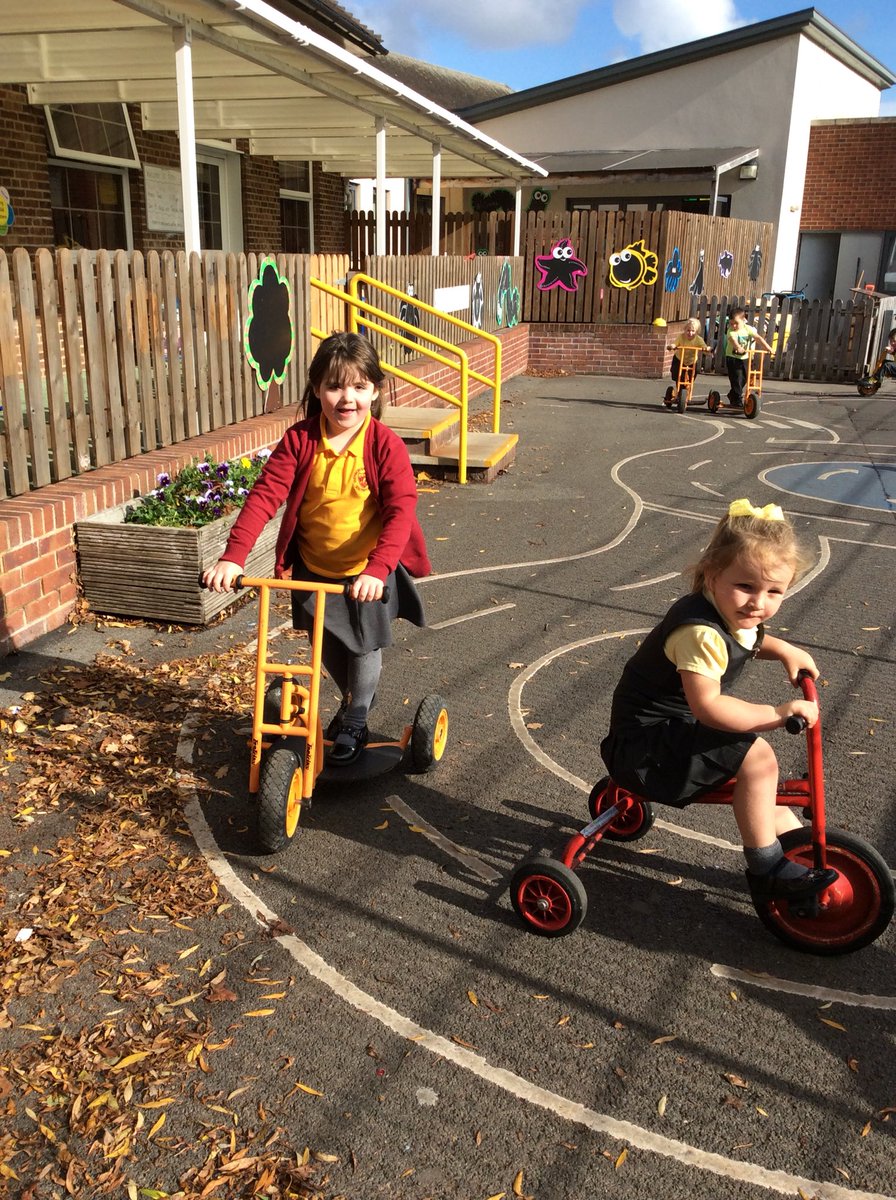 FRISroom3's tweet image. Fun in the sun #eyfsfun