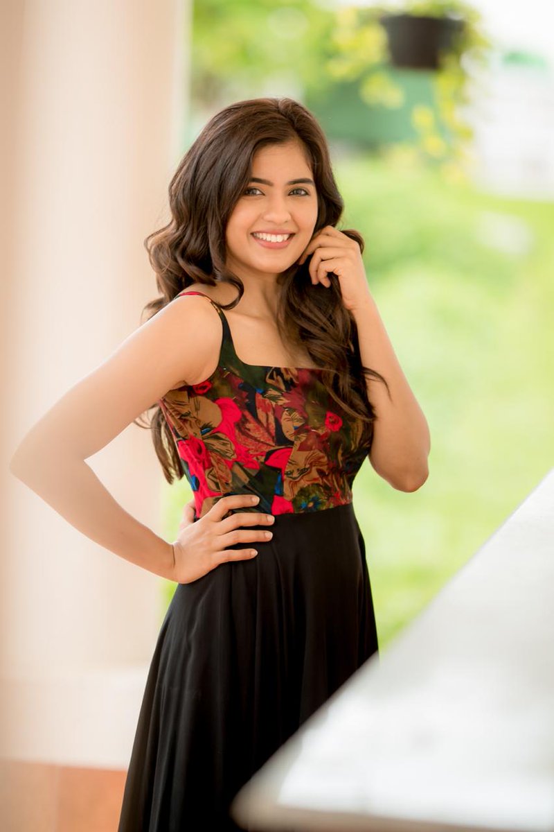 FilmFlickoff's tweet photo. Actress #AmrithaAiyer looks stylish in these pictures from her most recent photoshoot❤️

@Actor_Amritha @UVCommunication @proyuvraaj https://t.co/JgJg1iTW0f