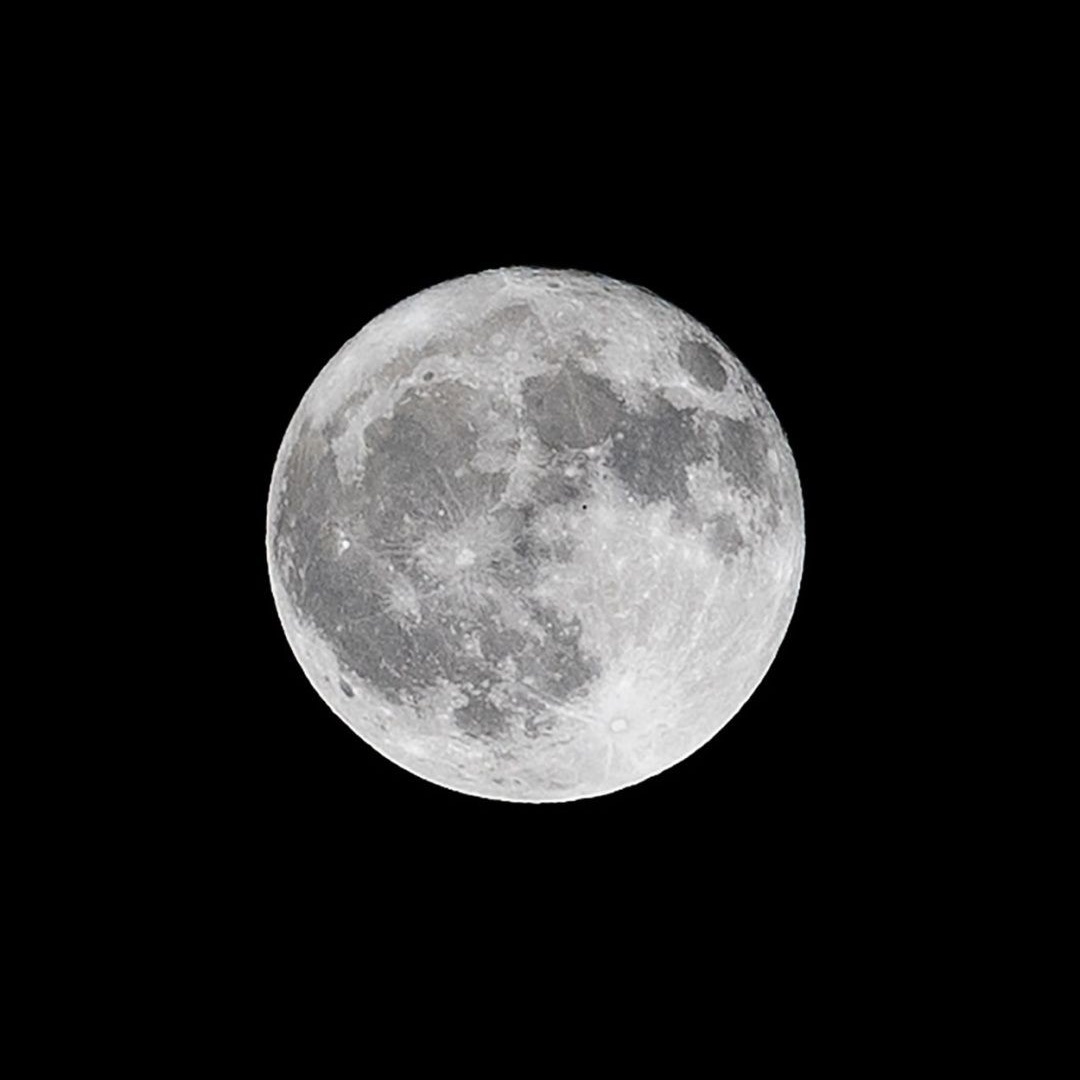 ariana grande as our moon :a very necessary thread