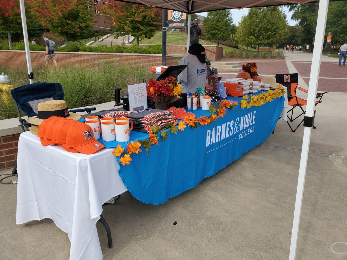 MUMaconBooks's tweet photo. Come meet us at Cruz Plaza for some great food and some great deals! #freshpicnic https://t.co/JEdq08X4nA