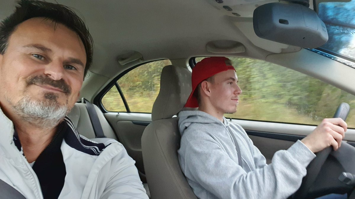 AlfWallenius's tweet photo. No niin 😄 Poika sai ajokortin tänään. Eipä taida autoa paljon näkyillä enää 😉 eikä miestä.
#ajokortti #cruising #myydäänmopo https://t.co/GDGIX2ukf5