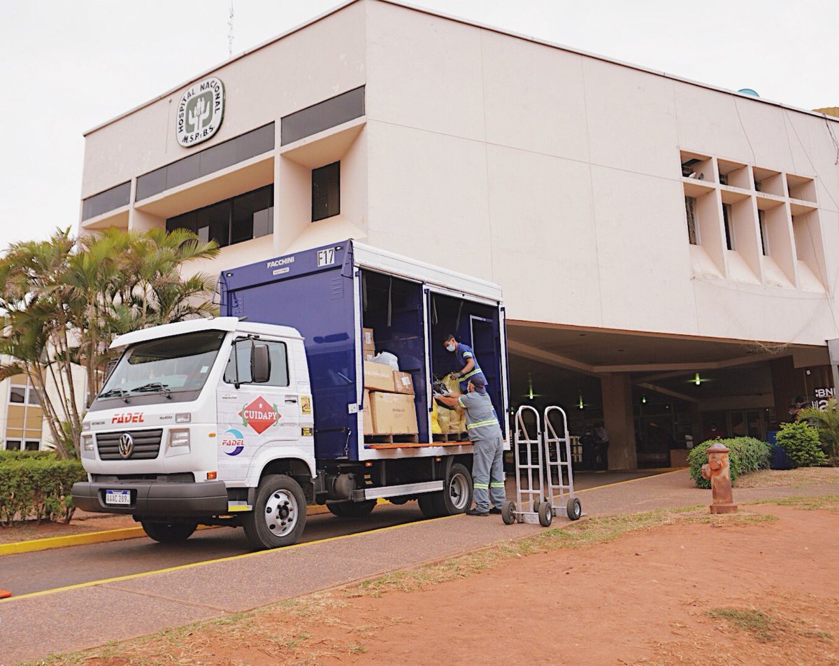 PilsenPy's tweet photo. Con tu ayuda realizamos la 2da donación al Hospital Nacional de Itauguá por valor de Gs. 198.000.000, equivalente a 198.000 latas vendidas.

1700 Protectores faciales
2900 Batas quirúrgicas
7000 Mascarillas N95
3000 Guantes quirúrgicos

Elegí ayudar. Elegí lata blanca.
#CuidaPy https://t.co/4mzC0ofV2J