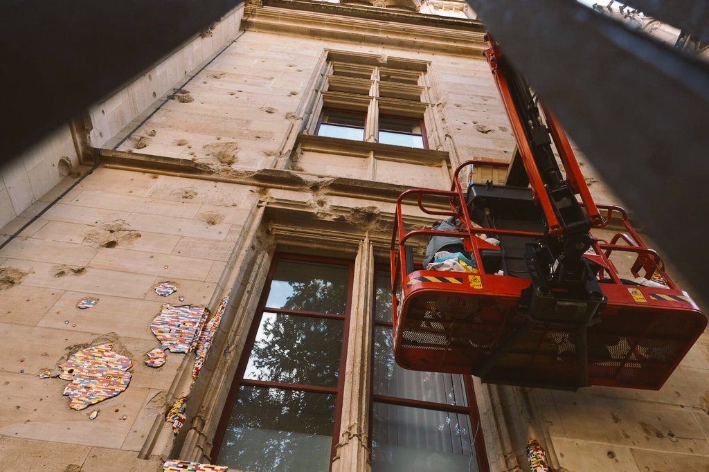 Rouen's tweet photo. L'artiste Jan Voorman termine tout juste son œuvre éphémère sur le Palais de justice pour #rouenimpressionnee.
Une œuvre à laquelle des enfants ont participé. 
#RI2020 https://t.co/amKF23Z8L9
