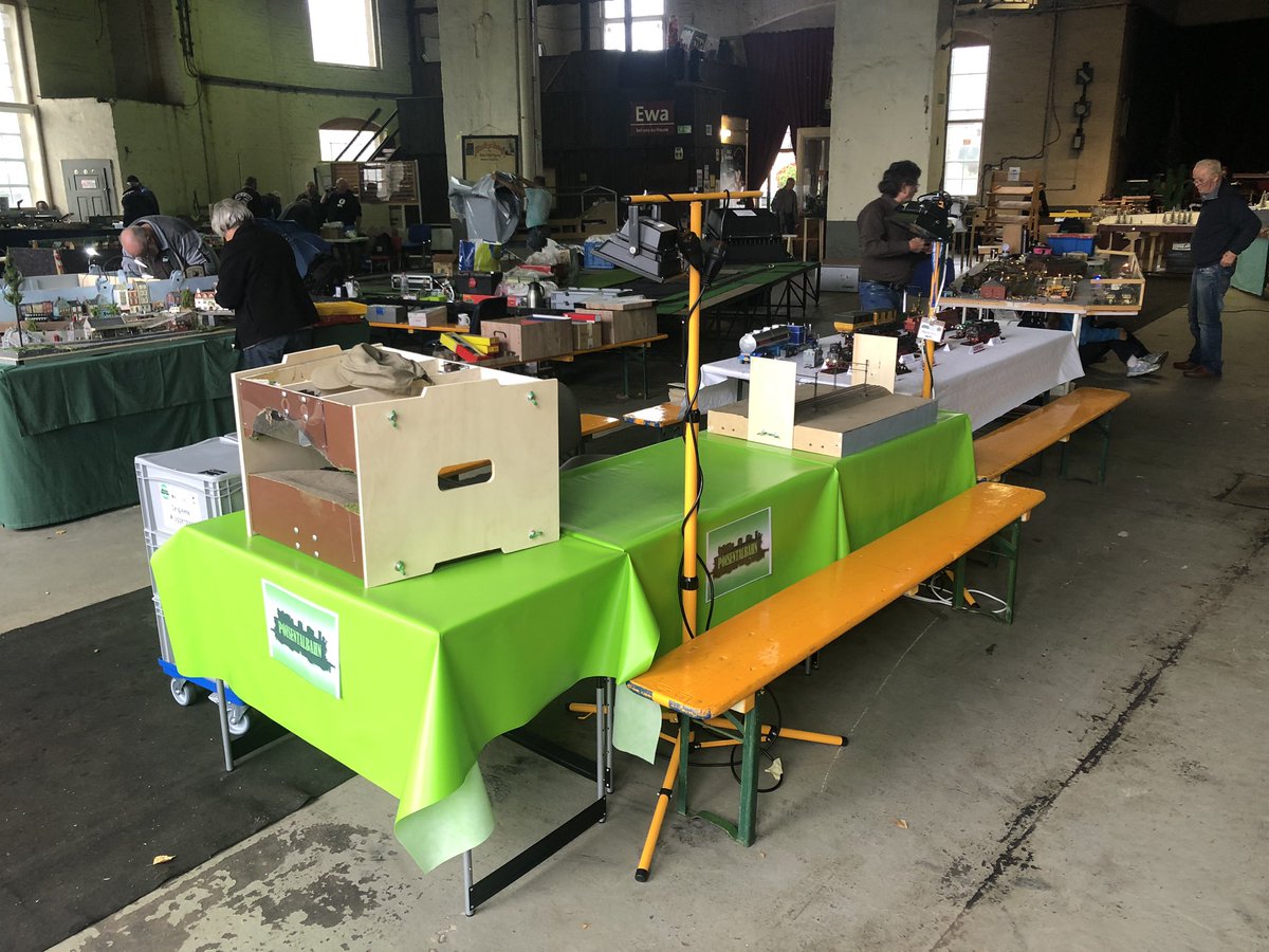 So... mein Stand auf der Modellbahnausstellung in Meuselwitz ist aufgebaut, Morgen gehts los, führe ich das Begrasen vor.