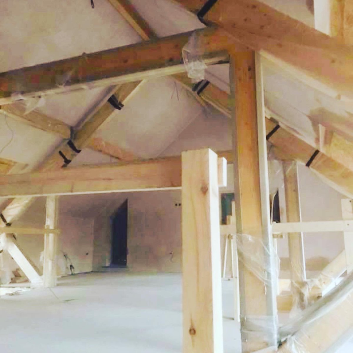 Ellisplasterin1's tweet photo. Back to one of our recent self build projects today in Bawtry to finish off around the front door. We don’t usually get to see them finished.                                                   

#plastering #selfbuild #modernliving #oakbeam #ellisplastering #doncaster https://t.co/nQTHFayiQw