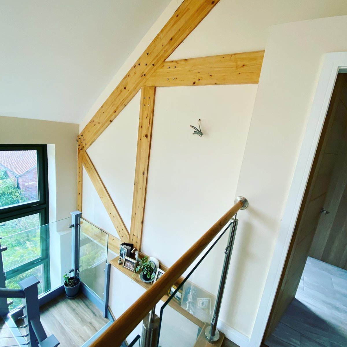 Ellisplasterin1's tweet photo. Back to one of our recent self build projects today in Bawtry to finish off around the front door. We don’t usually get to see them finished.                                                   

#plastering #selfbuild #modernliving #oakbeam #ellisplastering #doncaster https://t.co/nQTHFayiQw