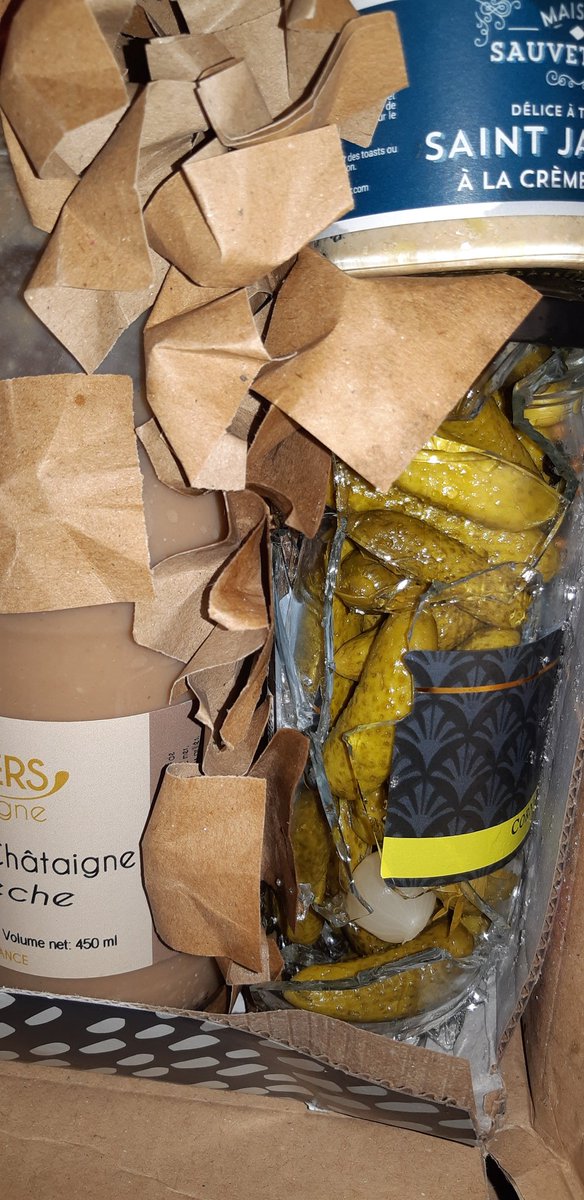 contax's tweet photo. @BienmangerRodez merci pour le colis. Le livreur DPD a dû le balancer 2m pour arriver dans notre cour pendant notre absence. Résultat: bocal en verre de cornichons explosé, morceaux de verre, vinaigre,  cornichons partout. https://t.co/FIKz8HHq6g