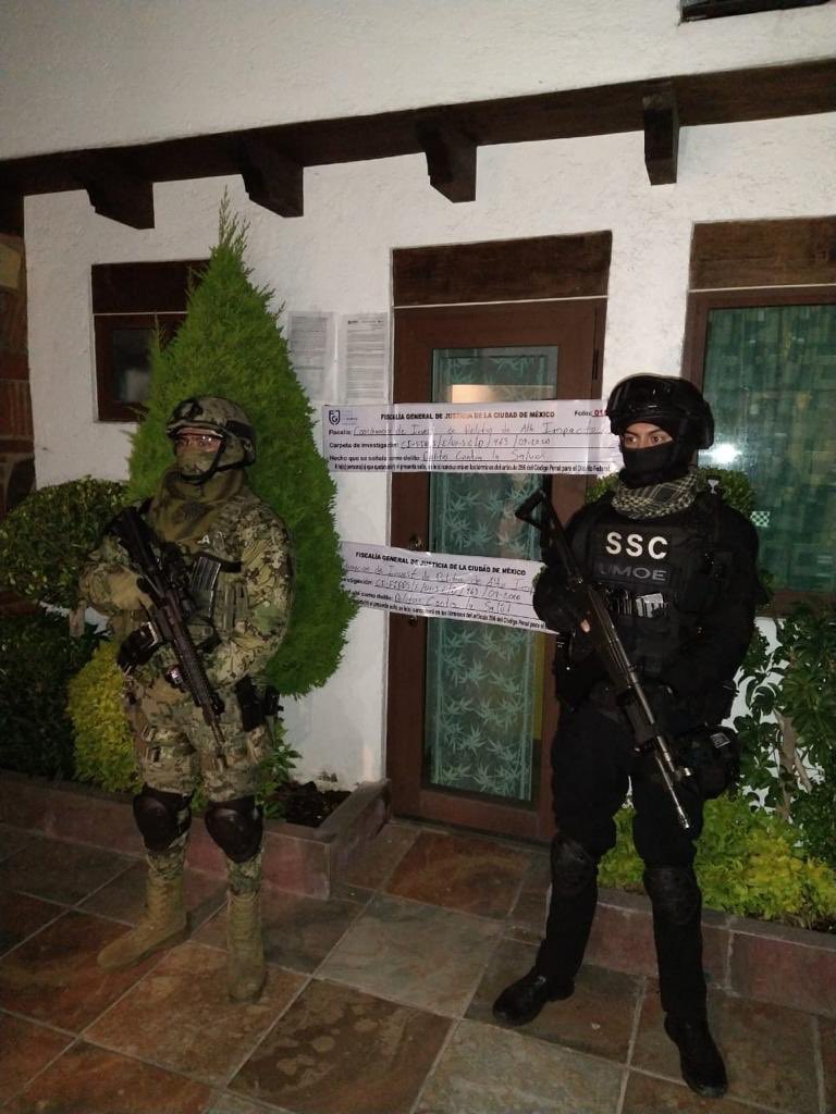 En una operación en conjunto con <a href="/SEMAR_mx/">SEMAR México</a> y <a href="/FiscaliaCDMX/">Fiscalía CDMX</a> compañeros de <a href="/SSC_CDMX/">SSC CDMX</a> detuvieron a dos servidores públicos, aseguraron 10 armas de fuego, dosis droga, cartuchos útiles y liberaron a dos víctimas de secuestro en las alcaldías @AlcCuajimalpa y <a href="/AlcaldiaAO/">Alcaldía Álvaro Obregón</a>