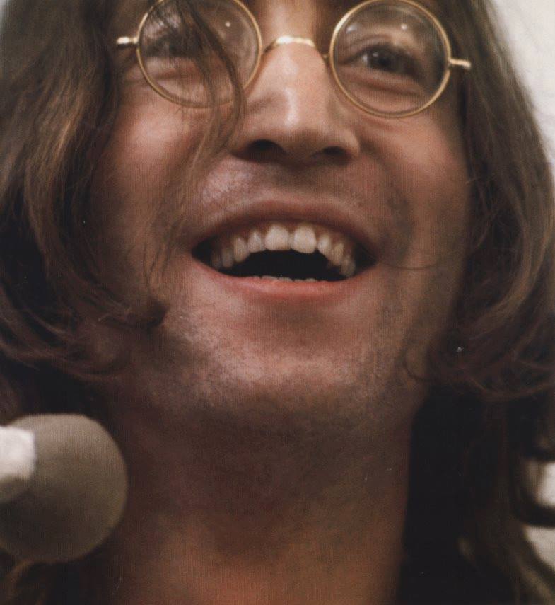 #HappyBirthdayJohn 🎂🎁🎶
Tu sonrisa nos sigue haciendo felices.
Gracias por tanto!! ❤️✌️
#JohnLennon #Lennon80 #TheBeatles #Lennon80Birthday
