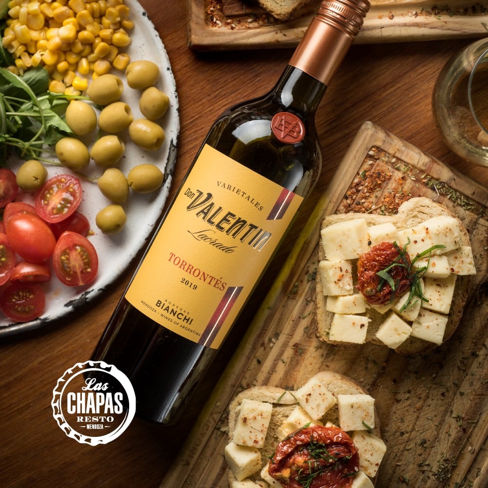 LasChapasResto's tweet photo. Para los almuerzos de primavera nuestras bruschetas son la opción elegida y que mejor que acompañarlas con ensalada de estación y Don Valentín Lacrado de @BodegasBianchi 
Te esperamos en las terrazas de Las Chapas para terminar tu semana. https://t.co/h8YTfEnejK