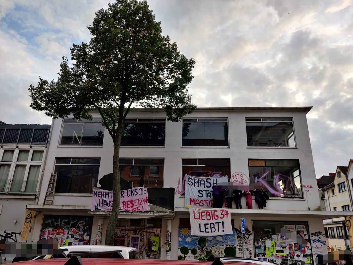 Stadtkontext's tweet image. Ausgelassene Stimmung, vom Vordach werden zwischendurch Parolen gerufen, stetiger Zulauf und gute Musik. #Bremen #Dete #besetzen