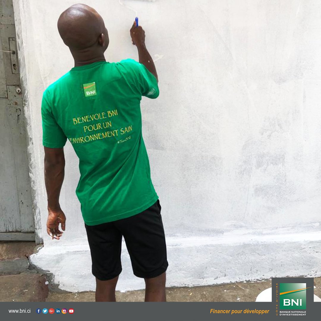 BNI_CI's tweet photo. Dans le cadre de nos actions citoyennes, en collaboration avec la Mobteam, embellissement d'une rue de Treichville: planting d'arbres, peinture des façades, nettoyage, etc. C'était le samedi 03 octobre 2020.
#Planting #Action_Citoyenne #Mobteam #BNI https://t.co/lYV9O14PNq