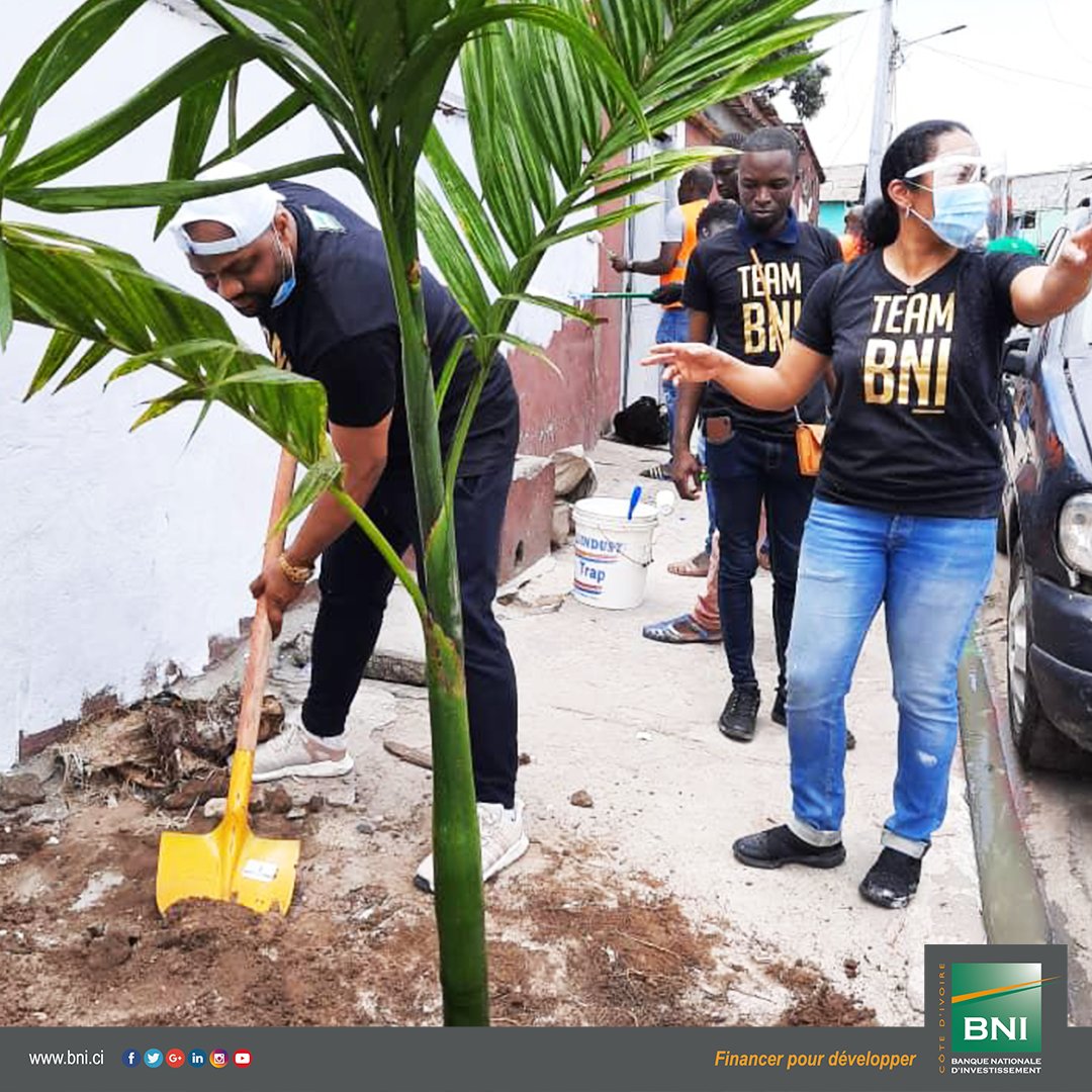 BNI_CI's tweet photo. Dans le cadre de nos actions citoyennes, en collaboration avec la Mobteam, embellissement d'une rue de Treichville: planting d'arbres, peinture des façades, nettoyage, etc. C'était le samedi 03 octobre 2020.
#Planting #Action_Citoyenne #Mobteam #BNI https://t.co/lYV9O14PNq