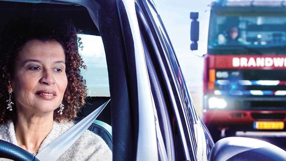 Rechts van je een vrachtwagen, voor je een bestelbus en achter je een brandweerwagen met zwaailichten en gillende sirenes. Weet jij wat je moet doen? Jij kunt hen helpen om veilig ter plaatse te komen. Hoe? Doe nu de quiz van IFV! bit.ly/30NH3qm