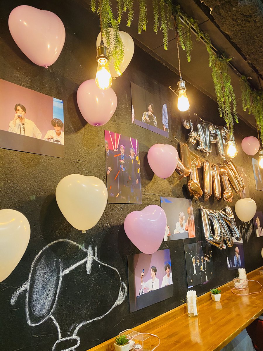 dhm121110's tweet photo. BTSのジミン 誕生日カップホルダーイベントの飾り付けが完成致しました！！
10/10〜10/13まで行います😉🎊💕
是非お越し下さい！！
Cafe C+ (open 11:00~close 19:00)

#BTS #JIMIN #HappyJiminDay #BTSJIMIN #ARMY 
(主催者様 @_chimchim__jm) https://t.co/i3hexSE6SN