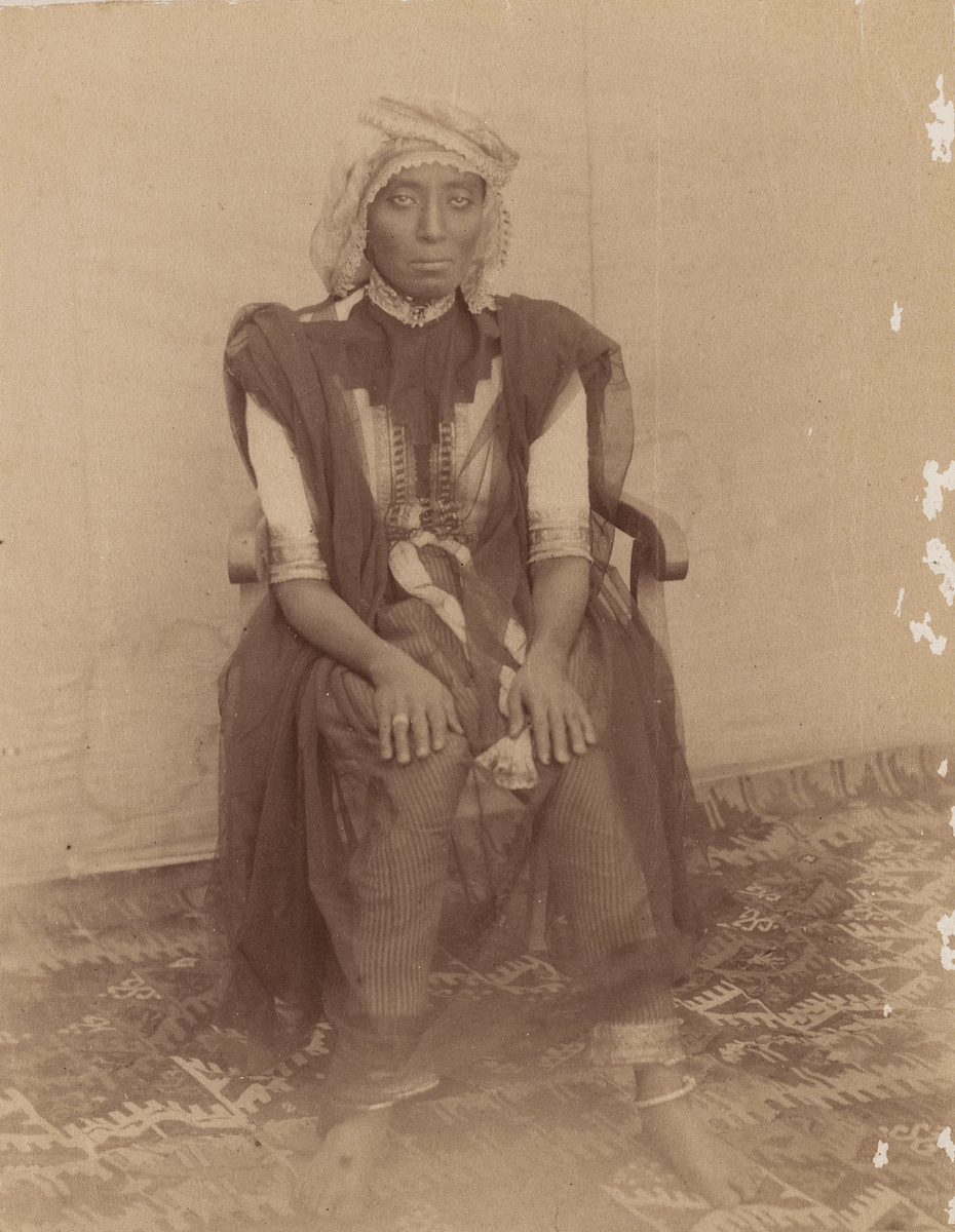 صورة لامرأة من #مكة_المكرمة، #السعودية. نشرت  قبل عام 1887م. 

كتب في الأرشيف بأن صورها الهولندي 🇳🇱 سنوك هرخرونيه، لكن احتمال صورها السيد عبدالغفار بغدادي (طبيب مكة) وهو من ساعد سنوك في تصوير المناطق المختلفة من مكة والمسجد الحرام.

المصدر: أرشيف جامعة ليدن.