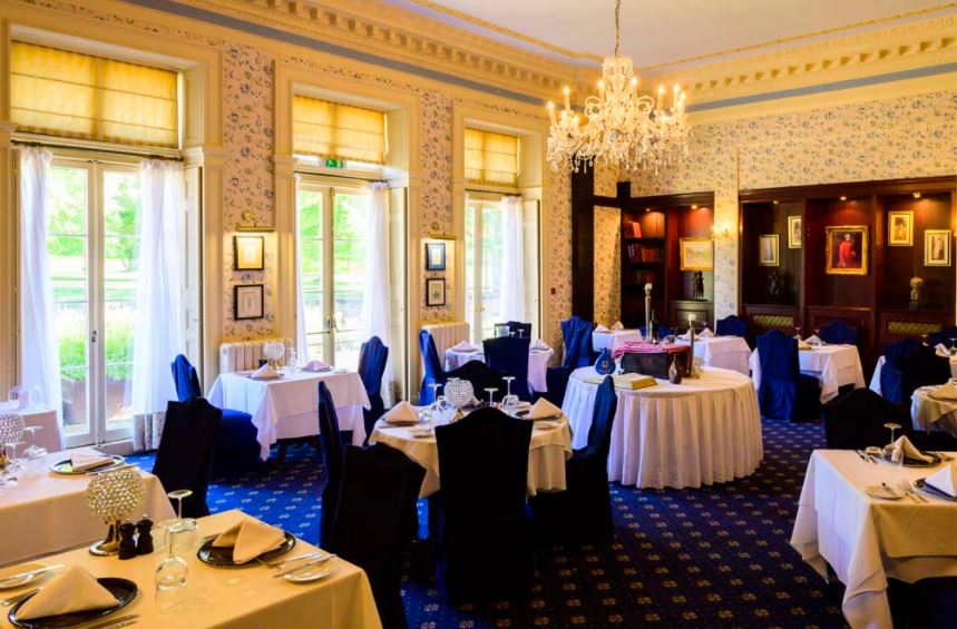 Our range of both relaxed and more formal restaurants including the stunning Library Restaurant, means all types occasions are covered here at @WhitworthHall ! 🥂 For more info click 👉 bit.ly/2RKfppH #whitworthhallhotel #finedining #alloccasions #stunning #countryside