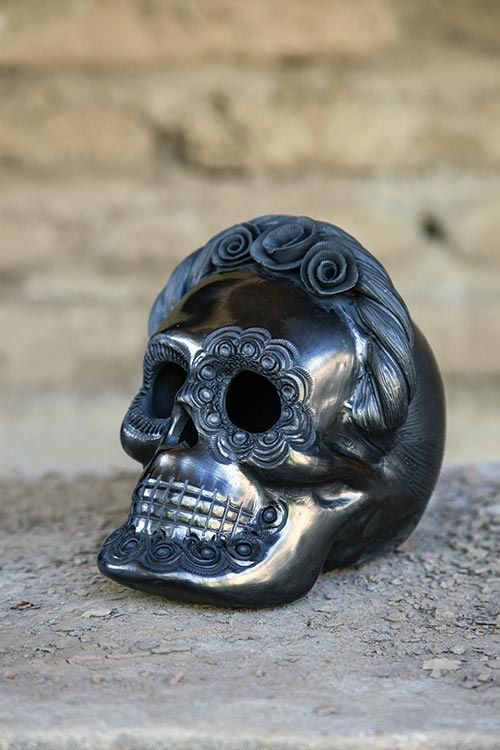 Aunque la tradición alfarera de San Bartolo Coyotepec, Oaxaca, tiene siglos, el barro negro todavía no cumple sus primeros cien años. Te contamos su origen. buff.ly/2WZ1Gwj