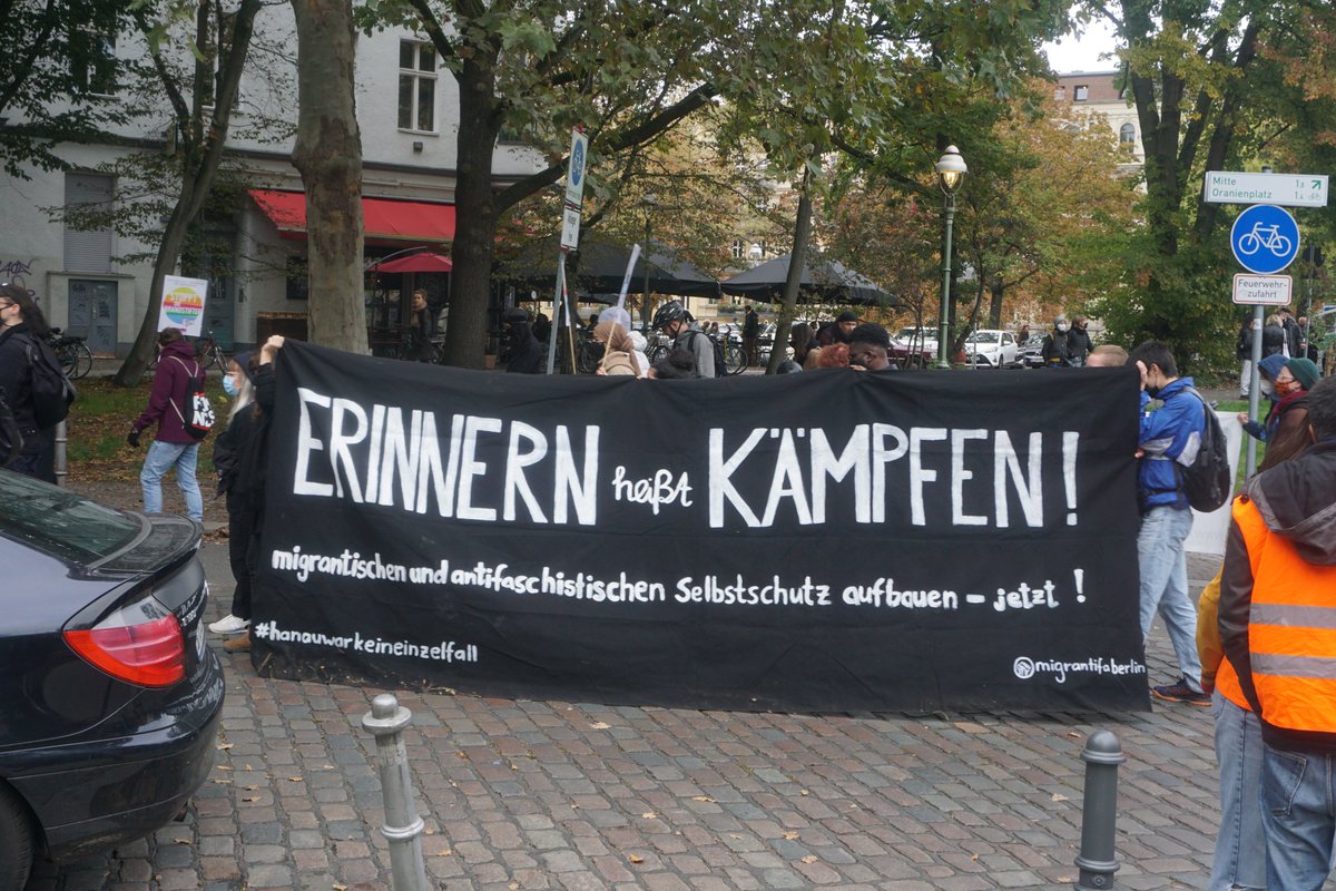Die heutige Demonstration durch #Kreuzberg in Gedenken an die Opfer des faschistischen &amp; antisemitischen Anschlags in #Halle vor einem Jahr zog auch durch unsere Nachbar*innenschaft. Werdet aktiv in eurem Kiez gegen Rassismus &amp; Faschismus! #Halle0910 #KeinVergessen #Admiralbrücke