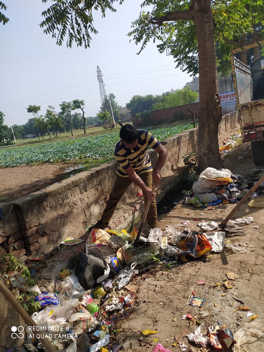 McSohna's tweet photo. #swachhatake6saalbemisaal #SwachhBharat #MyCleanIndia 9 october ko swacchta pakhwada ka  palan karte hue sohna sher mein Sabhi naalo ki safai ki gayi https://t.co/iFYRE1Sd1Y