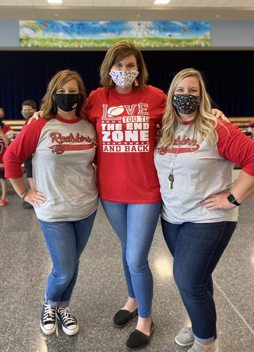 RachelTrombly's tweet photo. Spirit Day! #HOMECOMING2020 #tallgirlproblems @KimberlyLong_5 https://t.co/023OWOlFwI
