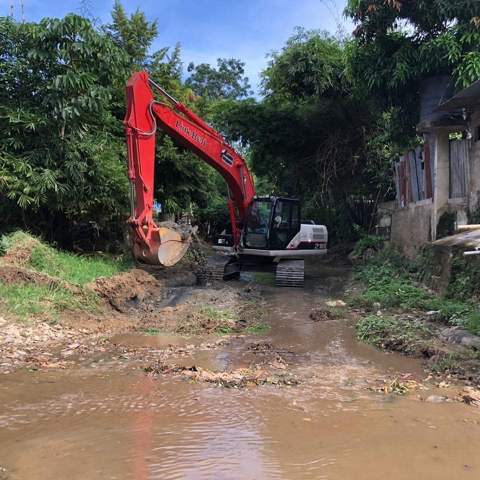 ¡En Marcha! Así fue puesta la intervención mecánica sobre la quebrada La Línea, que busca con apoyo del Banco de Maquinaria Amarilla (Bamam), recuperar el cause natural del cuerpo de agua y fortalecer los jarillones, que figuran como una barrera para evitar desbordamientos. 1/2