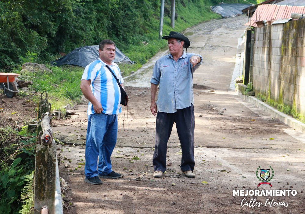 ArcataoSv's tweet photo. A pesar de los más de cuatro meses de retraso en el pago del #FODES por parte del Ministerio de Hacienda, hemos seguido trabajando por mejorar las vías de acceso de las familias Arcataenses.

¡Poco a poco seguimos avanzando en el mejoramiento de nuestras calles internas! https://t.co/XQwjwi8KTg