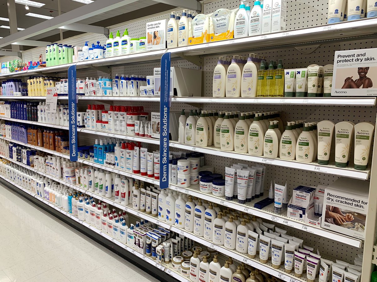 I am always so proud of our beauty consultant Darlene for taking such good care of not only our guests, but the areas they shop in! Such a pretty set and zone. #brandstandards #GUESTready #t1505 <a href="/kristi_mac/">Kristi Darling</a>