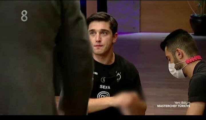 biz parmağının kesildiği sahneyi izleyemezken o hemen sarıp yemeğine devam etti çocuk ben pes etmem demişti ve etmedi 
sen güçlü birisin ve seni çok seviyoruz chef 

GeçmişOlsun SefaChef