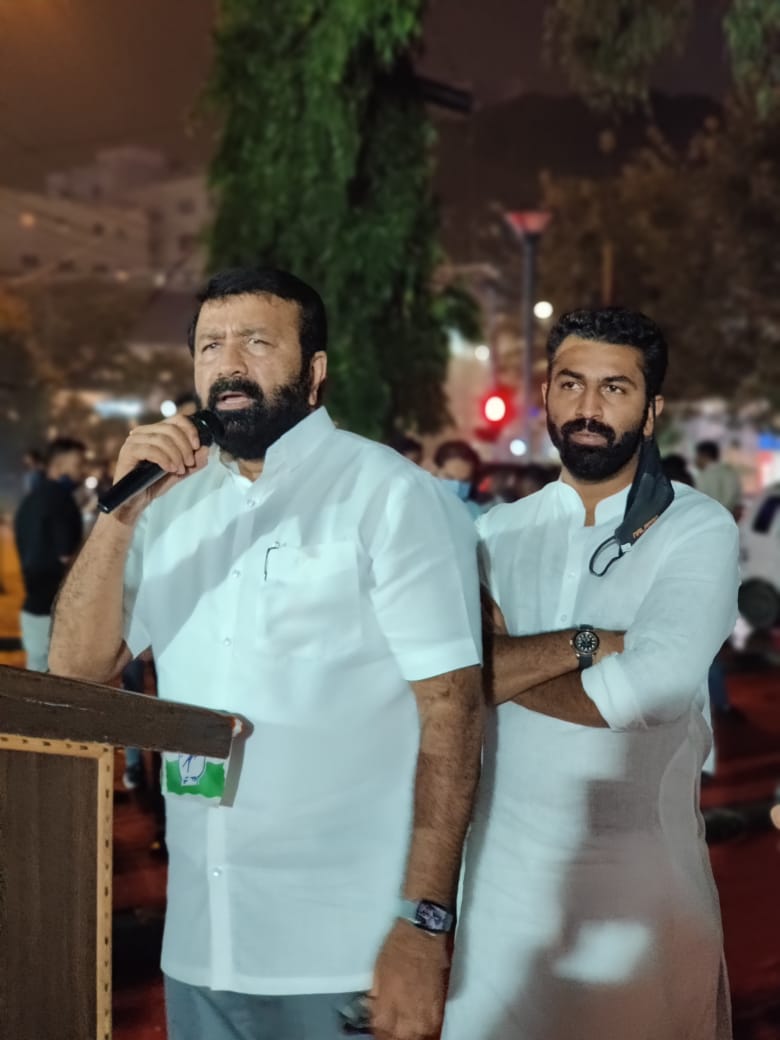 nalapad's tweet image. A candle light vigil was held at Shanthinagar constituency by @mlanaharis, block presidents and party workers in solidarity with the #Hathras rape victim.