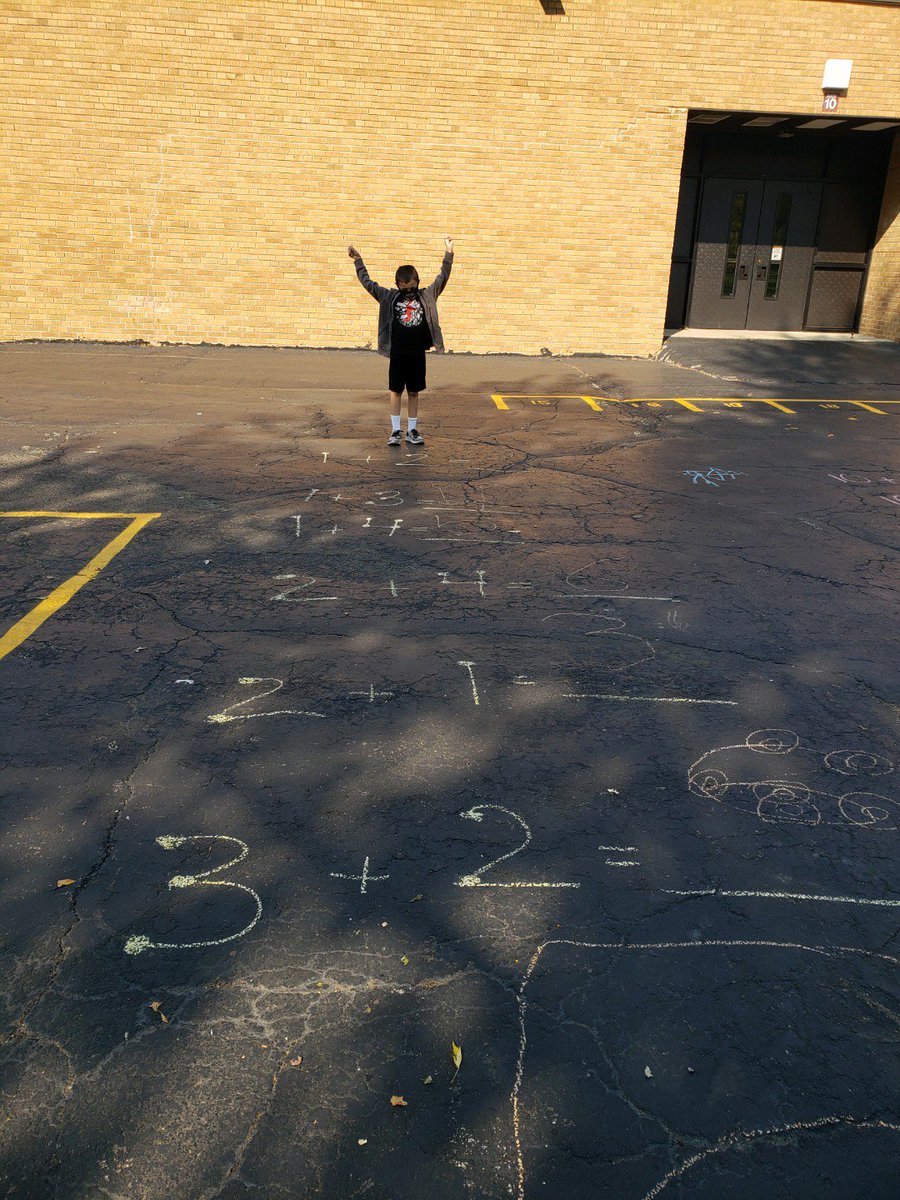 MrsTFox5's tweet photo. An outdoor chalk math challenge! 🏆 #ludwigoilers #d92greatness https://t.co/jkqPqHvUO0