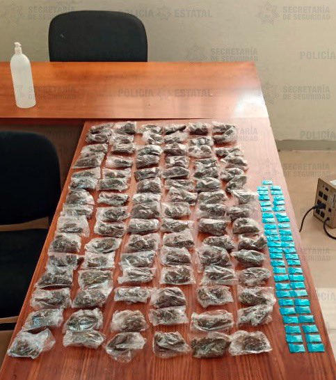 SS_Edomex's tweet photo. En #Chalco, #Detuvimos a una mujer como probable responsable de distribuir y comercializar estupefacientes, tras una revisión protocolaria aseguramos 90 bolsas de plástico con posible marihuana y 49 dosis de aparente cristal. Si la reconoces #Denúnciala al 📱0️⃣8️⃣9️⃣ https://t.co/sG4YJPz3gs